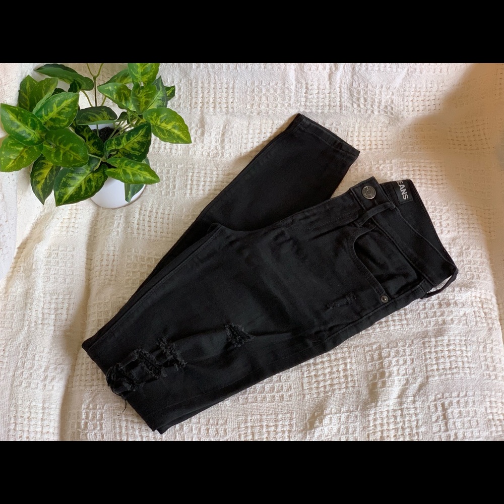 black jeans w/ rips